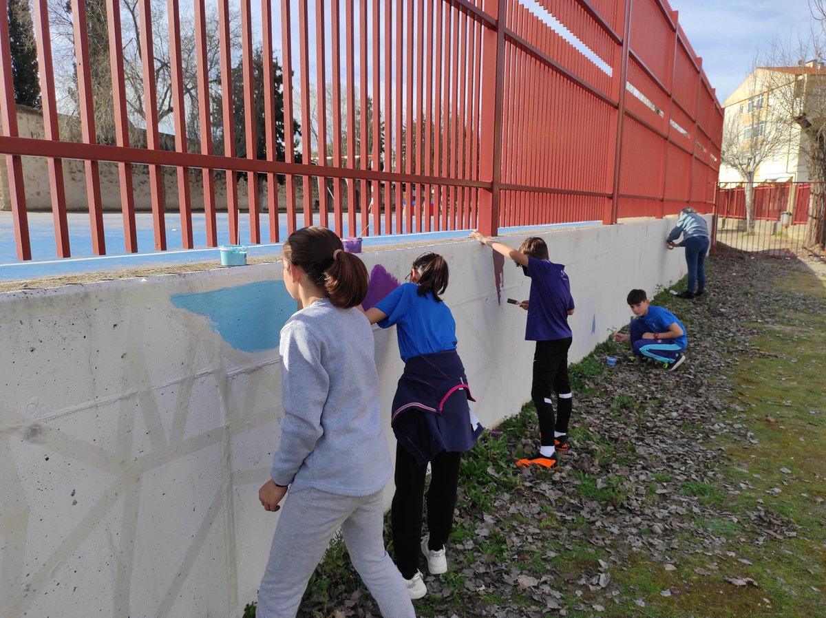 ceipmirobriga's tweet photo. Ayer pasamos una tarde fantástica pintando un mural decorativo de nuestro cole. Niñas, niños, mamás y profes hicimos piña para que quedara lo mejor posible. Os esperamos para la próxima. Gracias a tod@s!!! #mirobits #somosunapiña https://t.co/QOZcYY0Amt