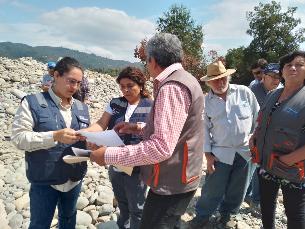 Seremi <a href="/MinagriMaule/">Minagri Maule</a> Claudia Ramos con @dpplinares Aly Valderrama visitaron distintos puntos críticos de sistema de canales de la Junta de Vigilancia de Río Ancoa junto con presidente de la organización, Antonio Ramírez, directivos de canales y de Asociación canal Melado y CNR