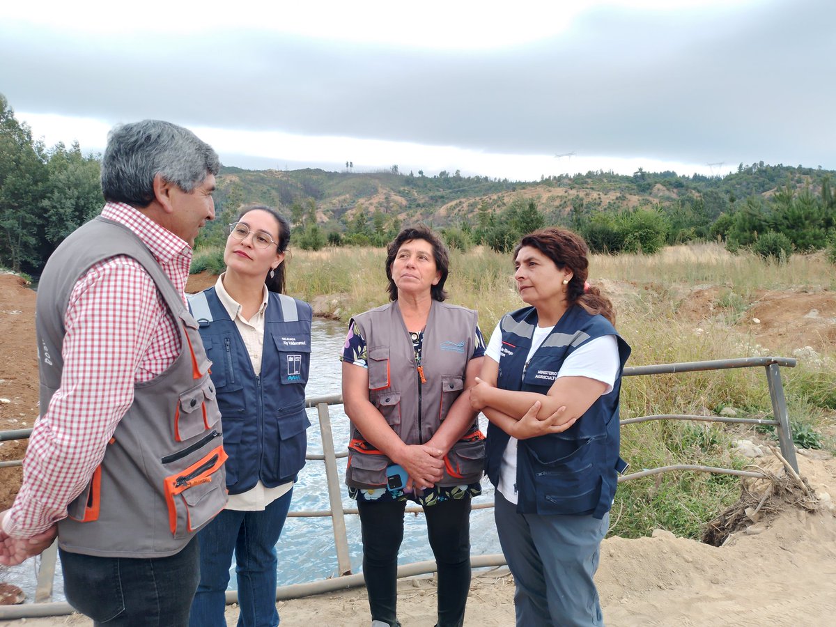 MinagriMaule's tweet photo. Seremi @MinagriMaule Claudia Ramos con @dpplinares Aly Valderrama visitaron distintos puntos críticos de sistema de canales de la Junta de Vigilancia de Río Ancoa junto con presidente de la organización, Antonio Ramírez, directivos de canales y de Asociación canal Melado y CNR https://t.co/9PeuPC4hFh