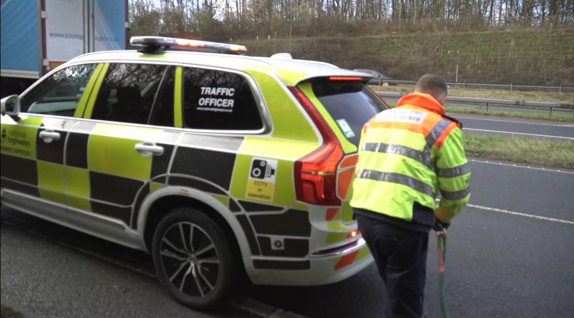 I went out with National Highways in Kent this week to find out what a day-in-the-life is like for traffic officers 🚘 From towing vehicles to a safe space, to removing animals from the M20, no two days are the same 🛣️ Watch my piece here: kentonline.co.uk/kmtv/video/mee…