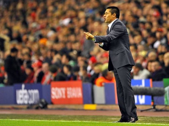 Ignacio Ambriz dirigiendo un partido de Champions en Anfield