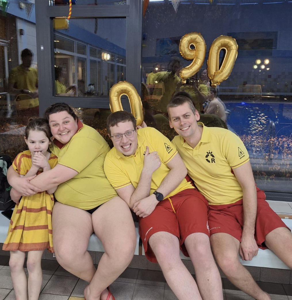 RB_APELDOORN's tweet photo. Vandaag bestaat onze vereniging 90 jaar! 
Dat hebben we vanavond gevierd middels een vrijzwemavond, met gebak, lekkere drankjes, versieringen en muziek.
Het logo voor alle jubileum festiviteiten werd ontworpen door Robyn en werd gepresenteerd op het gebak. https://t.co/tupUYl2061