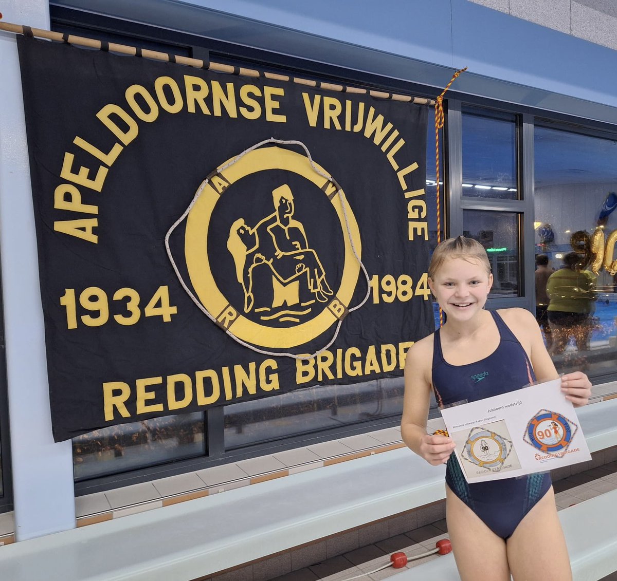 RB_APELDOORN's tweet photo. Vandaag bestaat onze vereniging 90 jaar! 
Dat hebben we vanavond gevierd middels een vrijzwemavond, met gebak, lekkere drankjes, versieringen en muziek.
Het logo voor alle jubileum festiviteiten werd ontworpen door Robyn en werd gepresenteerd op het gebak. https://t.co/tupUYl2061