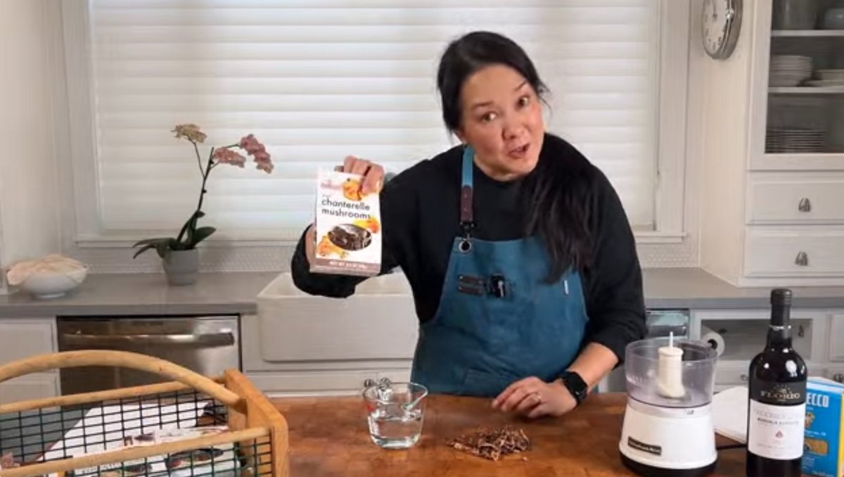 Love seeing my favorite chanterelle mushrooms from <a href="/MelissasProduce/">Melissa's Produce</a> in a starring role in their Super-Mushroomy Tiny Pasta (cooked like risotto) from the Global Pantry Cookbook youtu.be/4y6ytYgvs0c