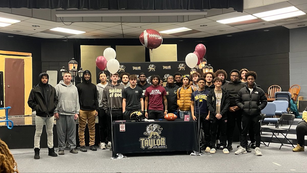 MarseanMass24's tweet photo. Officially official! @AlmaScotsFB @AlmaCoachCole @CoachSpooner_ https://t.co/AkoZVMEBOx