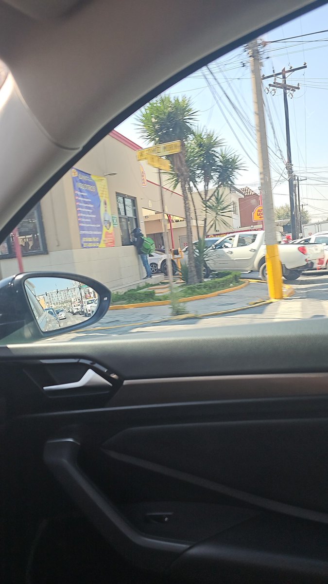 salathiel_e's tweet photo. @SanPedroNL cómo sugerencia, no le podrían ayudar al Pollo Loco a coordinar el tráfico en Gómez Morín? Los Miercolocos se ponen pesados y el tráfico se detienen desde Gonzalitos. https://t.co/Yv2u6sP33R