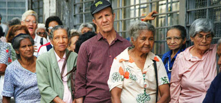 ejdecena's tweet photo. El madurismo les  JODIÓ  el retiro a nuestros abuelos-as: sin trabajo, sin pensiones, sin seguros, sin medicamentos, sin sus nietos, sin hospitales... Los que dieron una vida de trabajo y riquezas al país, hoy en su etapa de retiro y descanso, el madurismo se lo  ROBÓ. https://t.co/eRa2ccVuTH