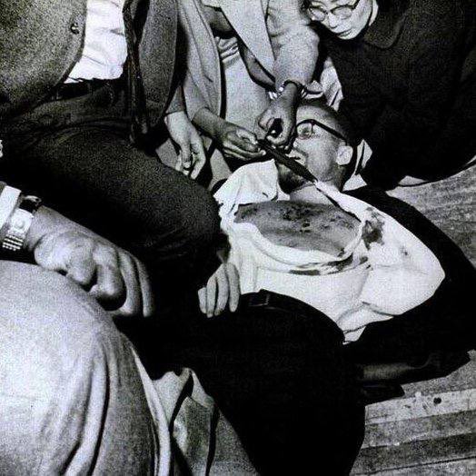 "Müslümanca yaşamanın olmadığı bir yerde Müslümanca ölmenin elbette bir yolu vardır."

- Malcolm X