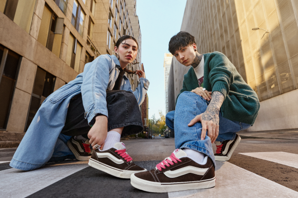 ItmagazineMex's tweet photo. Conoce los nuevos #Colorways de KNU Skool:
Un drop muy retro Vans inicia este 2024 con una nueva campaña que da un refresh a Knu Skool y su estilo chunky de los años 90. https://t.co/5VJzeSd0hj