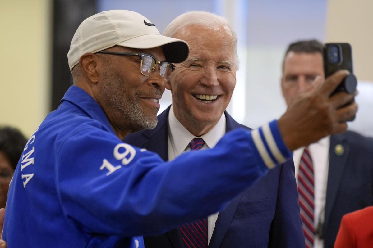 ChrisDJackson's tweet photo. 📸 POTUS GOT JOKES! Per the press pool, while posing for a selfie with a customer at CJ’s Cafe in Los Angeles today, President Biden switched the customer’s phone to selfie mode.

The customer expressed surprise that POTUS knew how to do that.

“After the last guy, the bar’s on the floor,” POTUS quipped.

😂😂😂😂😂😂

Gotta love this guy!