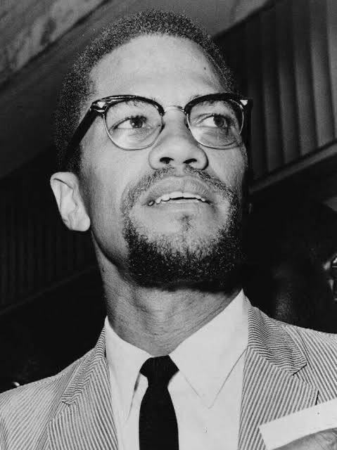 “Harekete geçilmediği sürece şiddeti dua ederek durduramazsınız.”

Aksiyoner dava adamı ve İslam davetçisi Malik el Şahbaz (#MalcolmX), şehadetinin 59.sene-i devriyesinde rahmetle anılıyor.