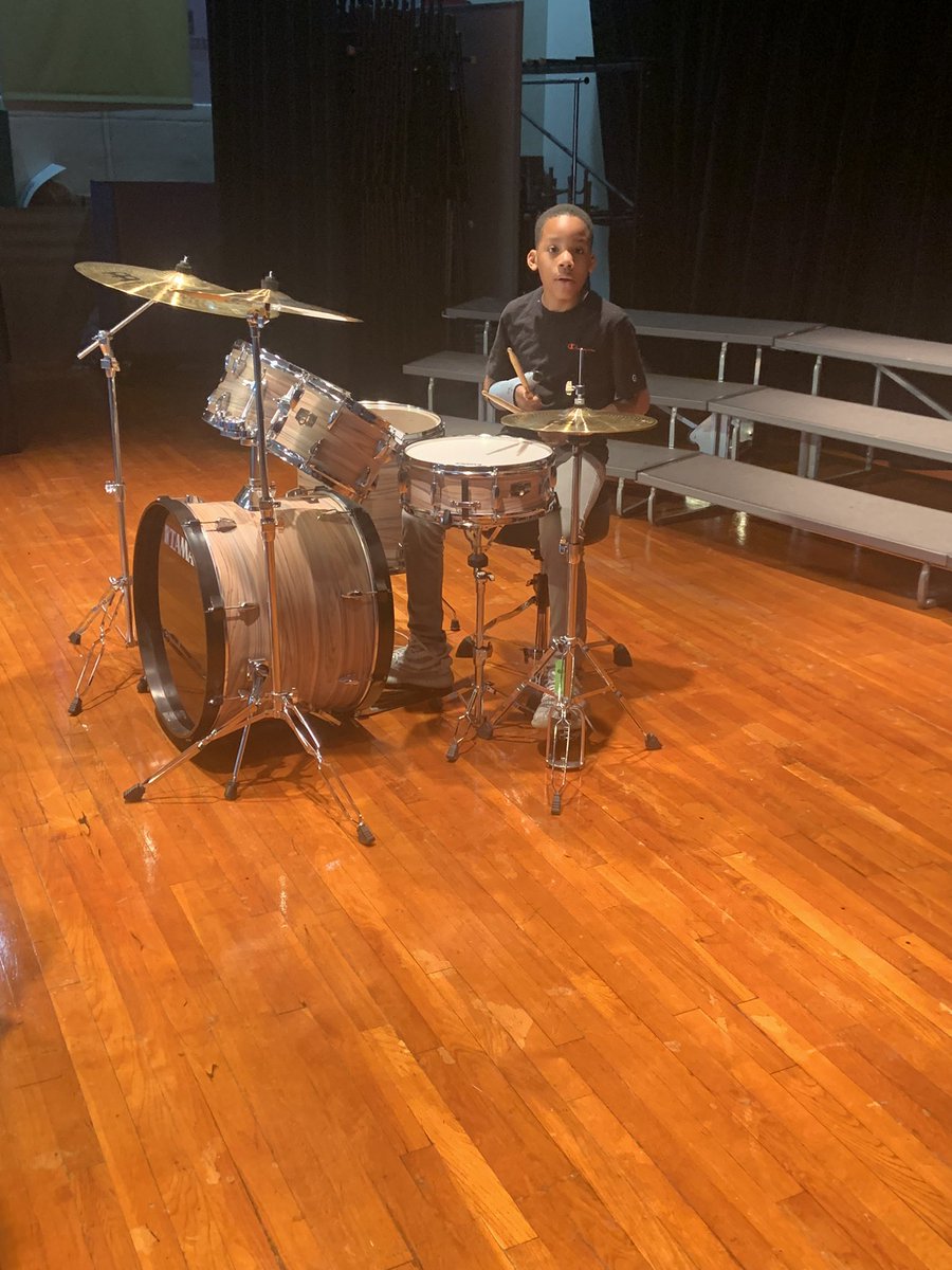 JoyfulAldridge's tweet photo. Catching up on end of day emails while the school Modern Band practices nearby..I love my life! #principalchronicles #proudprincipal https://t.co/4JUlIENaf0