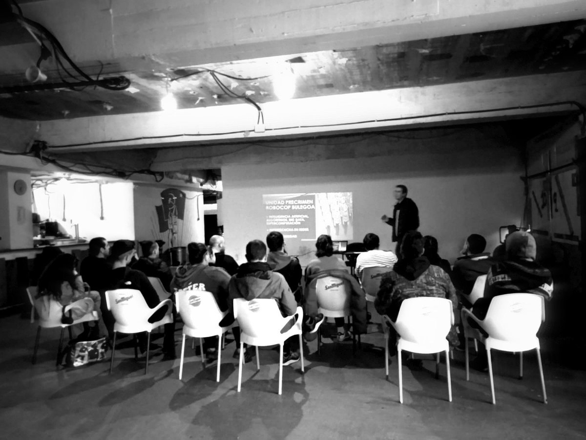 Astertean, Ahoztar Zelaietaren “La Ertzaintza que viene: Tecnología de híper vigilancia y capitalismo de consultoría” liburuaren aurkezpenean giro ederra izan genuen. 

Mila esker gerturatu zineten guztioi, eta batez ere, mila esker <a href="/Ahoztar1972/">Ahoztar Zelaieta</a> etorri izanagatik! 📖