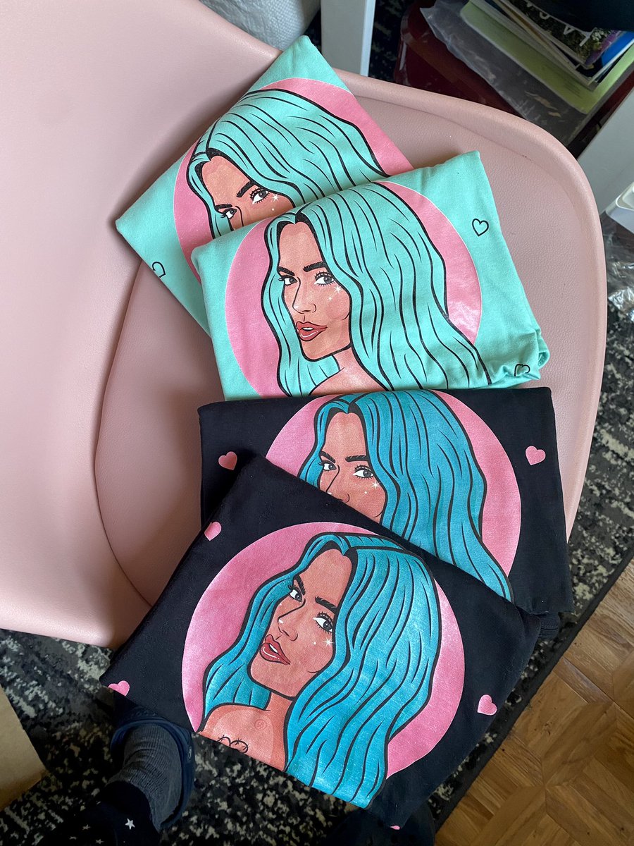 yingliwong's tweet photo. Si van a ver a Karol G en Guadalajara
Tenemos estas playeras con disponibilidad inmediata y entrega sin costo extra, manden mensaje 😄
Menta (Talla M) 💚 Negro (Talla L) 🖤 https://t.co/abzrFa9tMx