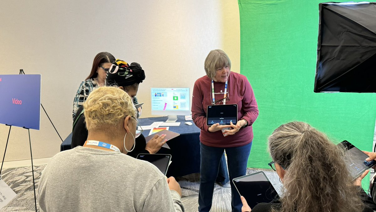 mattjfullertech's tweet image. Apple Education Playgrounds at #IDEAcon24 with #AppleDistinguishedEducators and participants learning Music, Video, Drawing, and Photography.