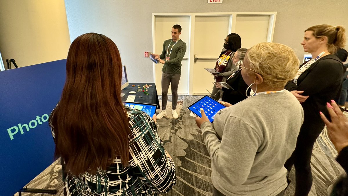 mattjfullertech's tweet image. Apple Education Playgrounds at #IDEAcon24 with #AppleDistinguishedEducators and participants learning Music, Video, Drawing, and Photography.