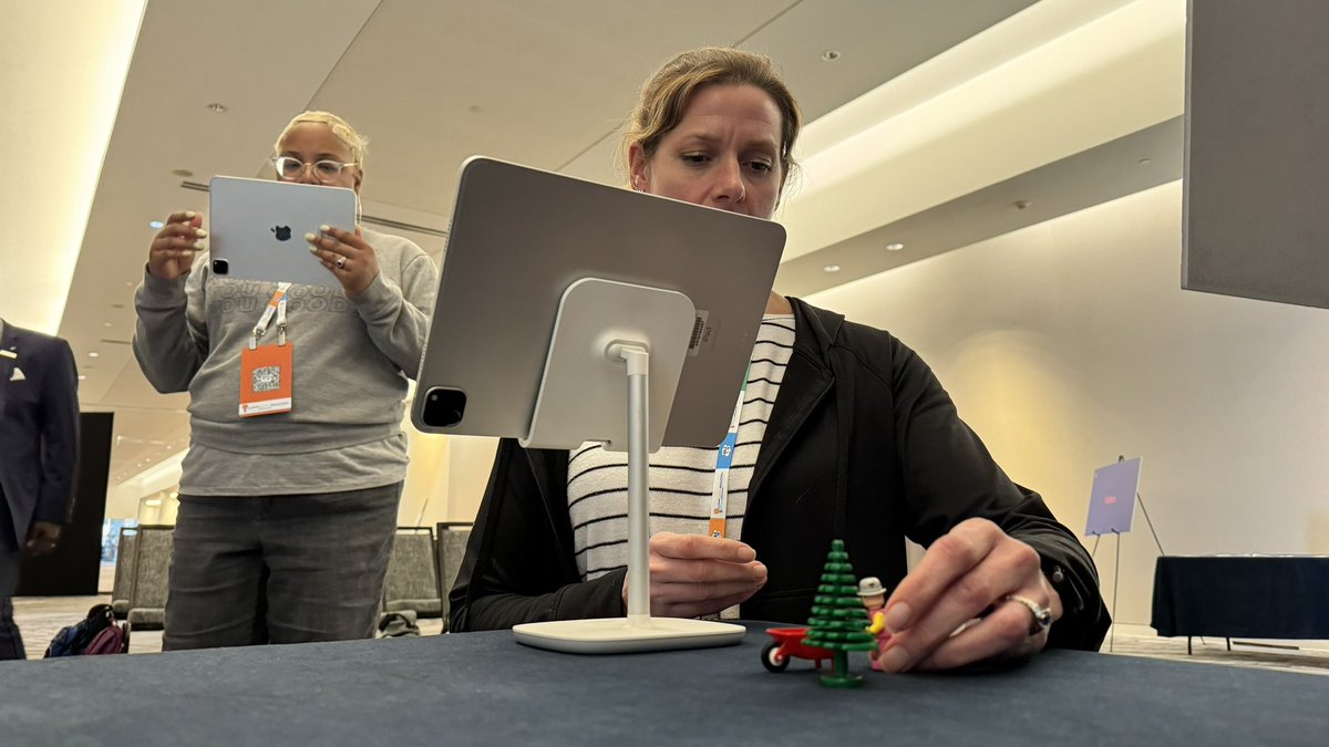 mattjfullertech's tweet image. Apple Education Playgrounds at #IDEAcon24 with #AppleDistinguishedEducators and participants learning Music, Video, Drawing, and Photography.