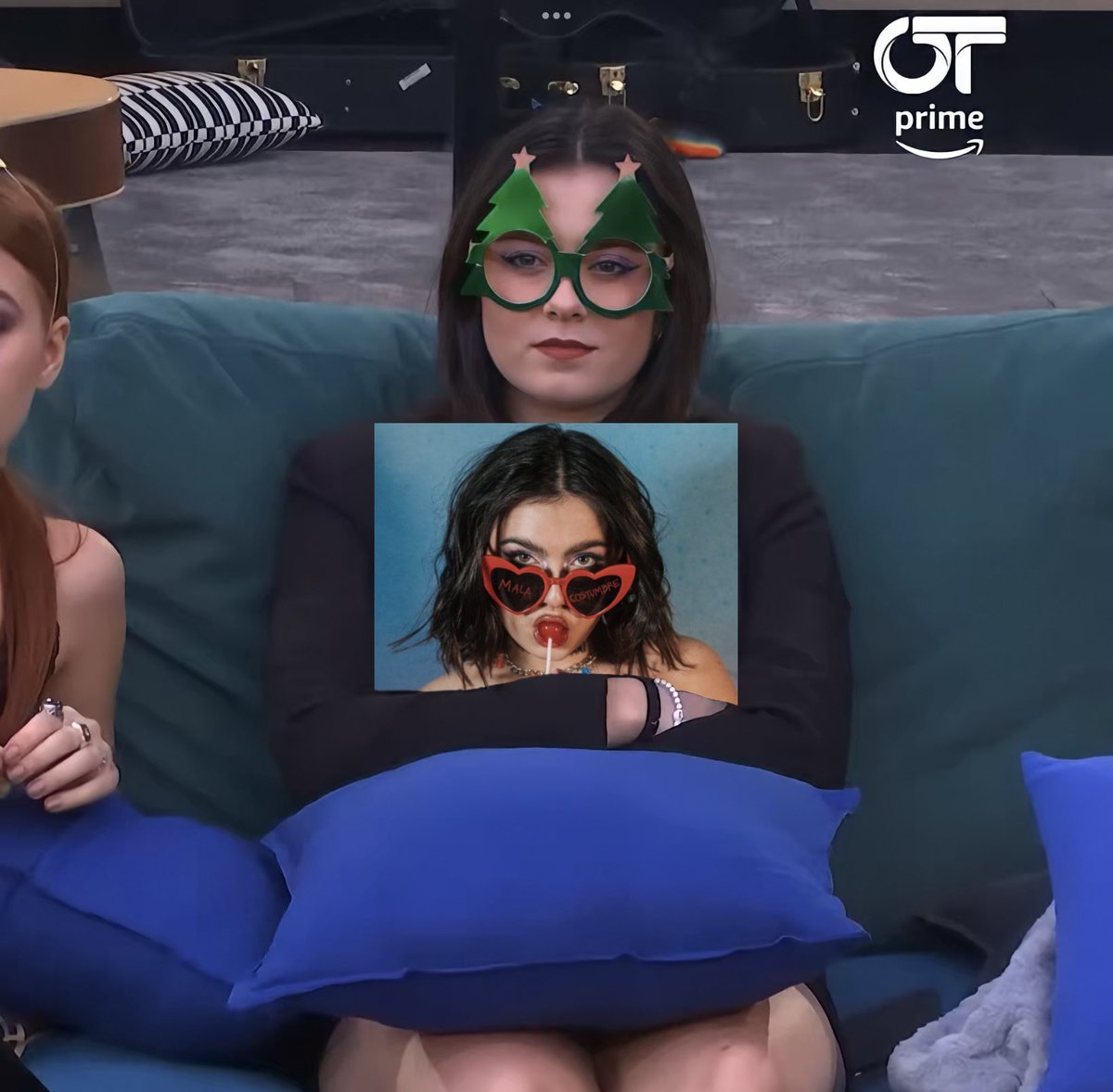 chiaragifs's tweet image. MALA COSTUMBRE IS COMING 💋🎸🫵🏻