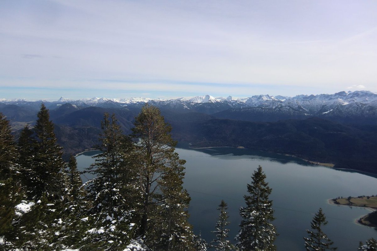 War ich schon mal auf dem Fahrenbergkopf 1627m, vielleicht mit Martinskopf oder Herzogstand? Schön ist er nicht mit den Antennen, der Bergbahn unterhalb, die Aussicht ist aber gut und ein Bankerl gibts auch 5h 950Hm 14km