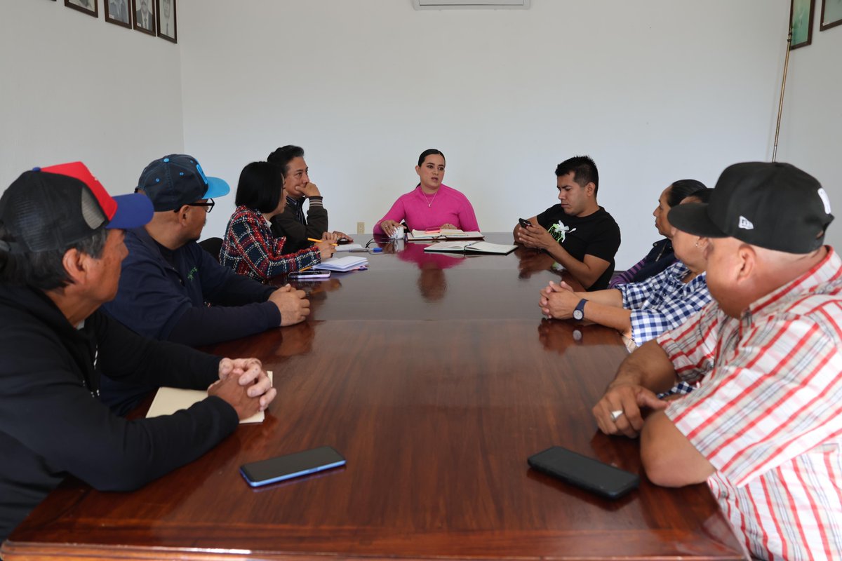Luzelvira_duran's tweet photo. Esta mañana tuve un encuentro con ciudadanas y ciudadanos de la delegación de #Tepec para establecer acuerdos de apoyo que permitan fortalecer los huertos de nogales y cafetales que predominan en el Municipio. 🌱
Cuidemos nuestro patrimonio natural. ❤️ https://t.co/41bZ2QFJJY