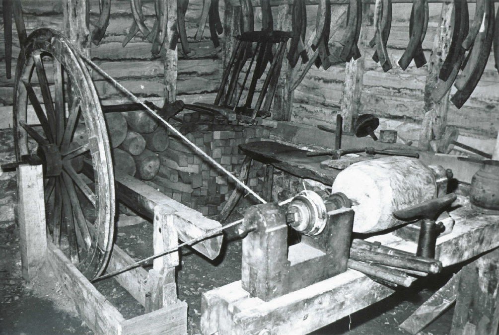 WealddownMuseum's tweet photo. This great wheel lathe was part of a #wheelwright collection donated to the Museum by Arthur Plewis in 1976. Used for turning hubs on wheels, the lathe has recently been taken out of storage and repaired, it has found a new home in the #Museum woodyard. https://t.co/zukbyODbnH