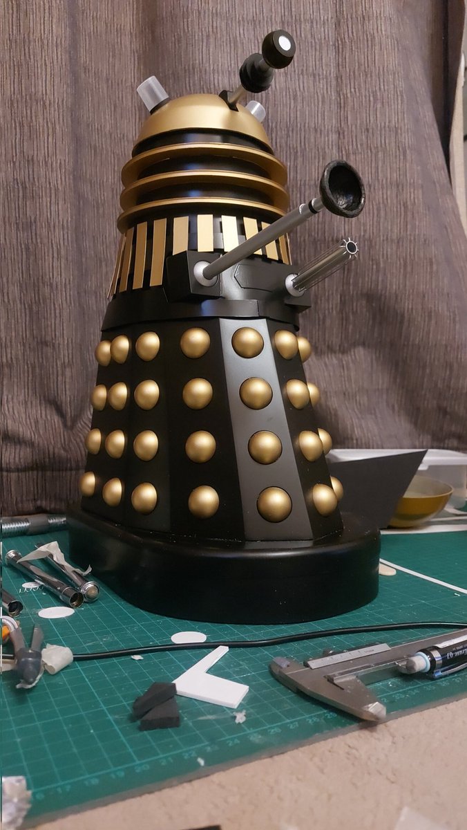 faeleryn's tweet image. It&apos;s done! I&apos;ll take some better pictures before I ship him off. The slats took so long to get on, I think the upper collar is a few mm too low, so there&apos;s a larger gap between the slats and the bottom neck ring. But I&apos;m still very happy with it

#DoctorWho #Dalek #ModelMaking
