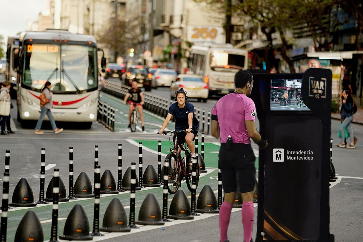 La Intendencia puso un VAR al lado de la ciclovía, para analizar los golpes y patadas que pega la morocha por 18 de Julio, con la plata de tus impuestos.
¡Basta Caroco!