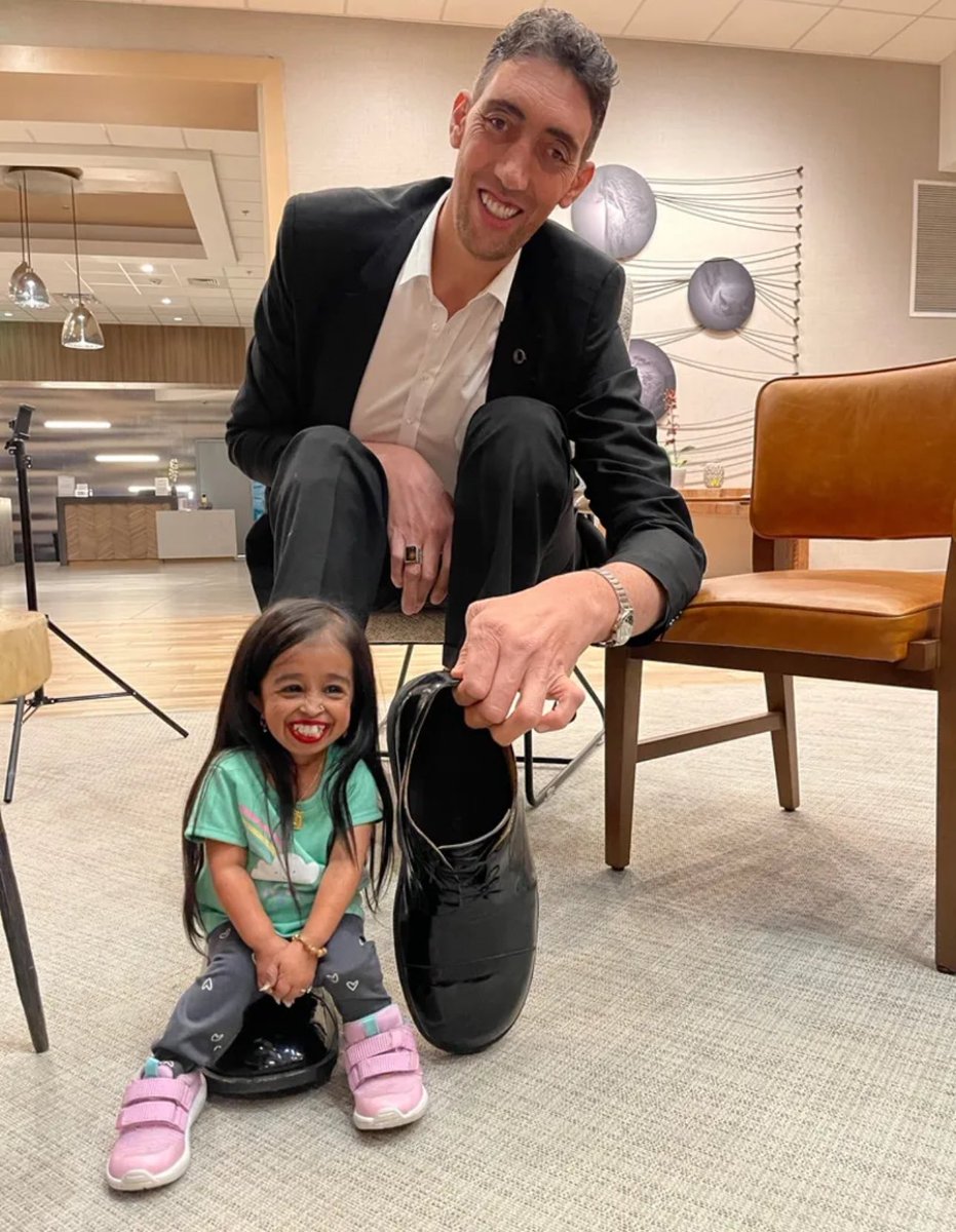 The world’s tallest man, 41-year-old Sultan Kosen, and the world’s shortest woman, 30-year-old Jyoti Amge, reunite in new photo