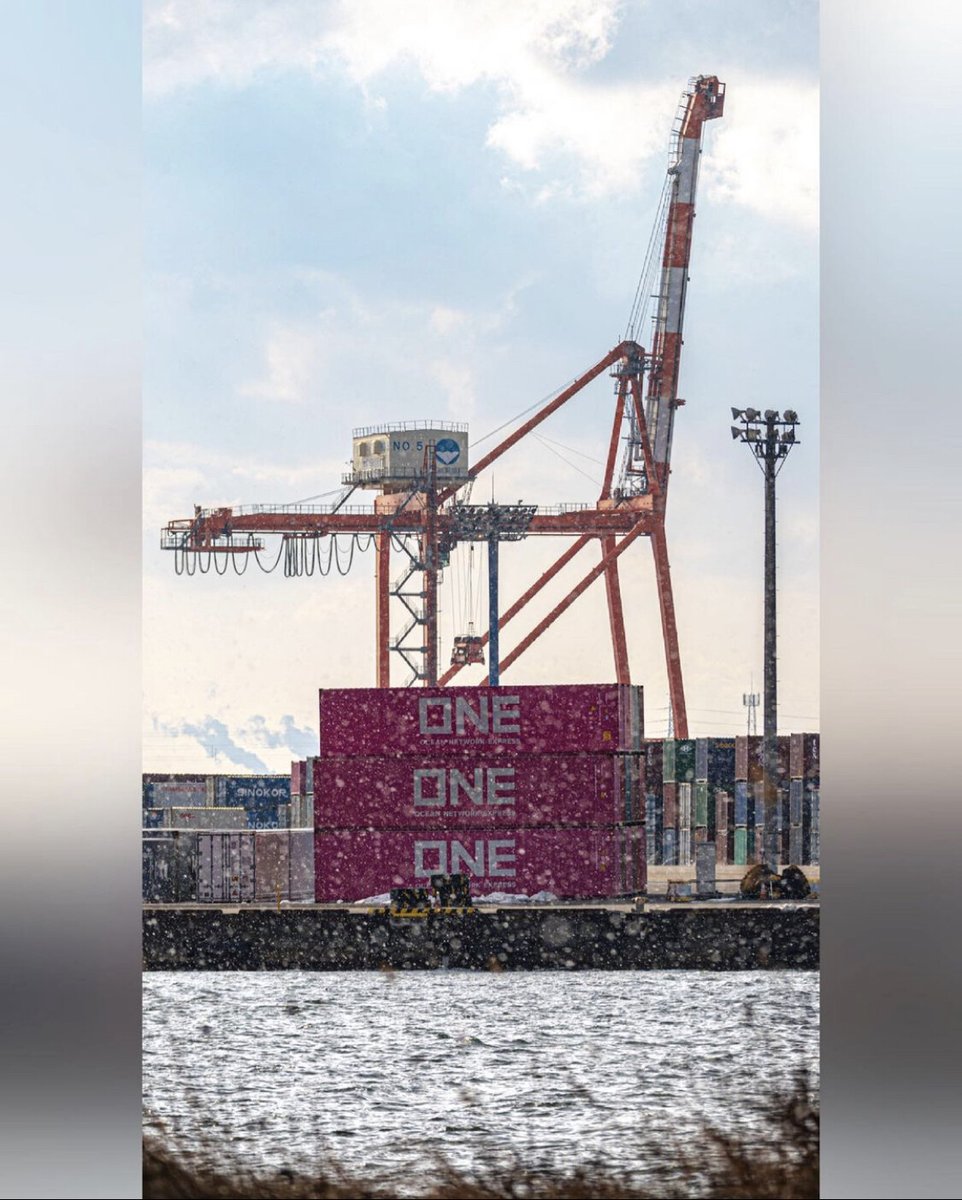 ONENorthAmerica's tweet photo. Brightening up snowy ports with vibrant magenta containers! #ONE container at a time! ❄️🚢✨ #ShippingSnow
Shoutout to @hakuna_matata5460 for this ONEderful capture! #FoundONE 📸🥇
#OceanNetworkExpress #ContainerShipping #MagentaNotPink #AsONEWeCan #ONE #photography #SnowWonder https://t.co/aKS0Ge7mKN