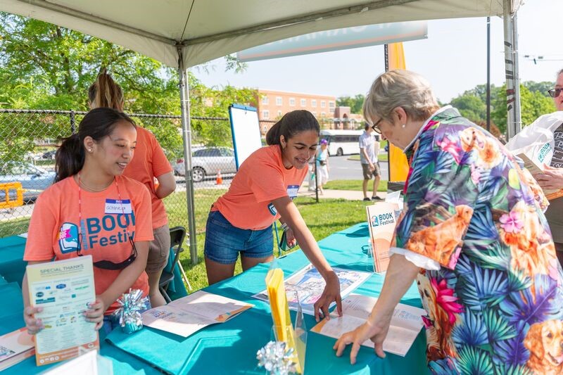 📚Volunteers Wanted📚 Sign up for a day full of books, authors, and fun at the @GburgBookFest on Saturday, May 18. Volunteers are needed to assist w/ author presentations, book signings, info booths & more. For a full list of volunteer opportunities visit gburg.md/3tdleiT