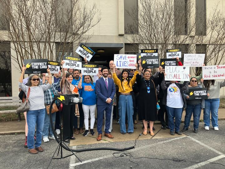 Workers Defense is proud to have joined @RepCasar in Austin this morning in support of his #ConnecttheGrid Act. Texans deserve a power grid that is reliable, saves them money, and fights the climate crisis. 
#powertothepeople @RepAOC @SenMarkey