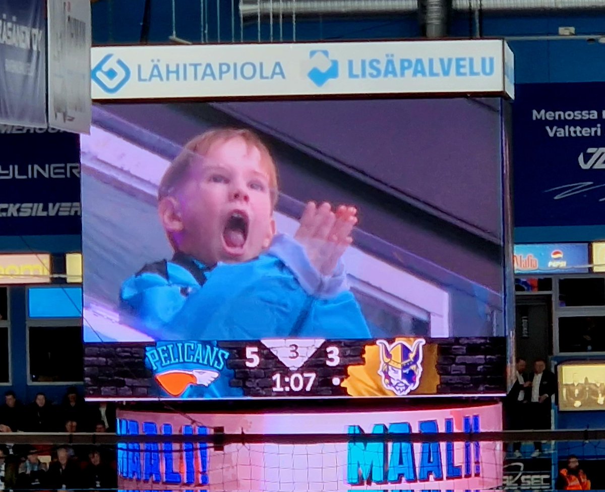 M_Pirttijoki's tweet photo. Pojan ilme kertoo kaiken: nelonen ja kolmonen pelasivat vastakkain. Nelonen voitti. Nelosesta tuli kolmonen. @PelicansFi @MikkelinJukurit #Lahti #jääkiekko #smliiga #Pelicans https://t.co/TjX3lyGeQy