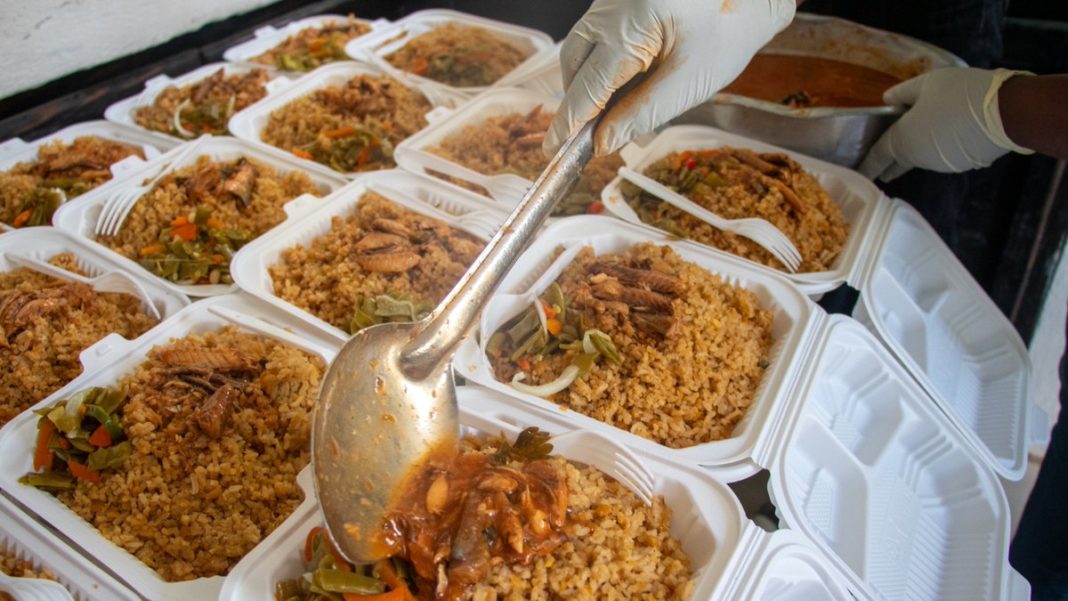 WFP_Haiti's tweet photo. La violence fait des ravages en #Haiti

+ de 310 000 personnes déplacées dont 10 000 depuis début février. 

@WFP &amp; @capachaiti ont mis en place des cuisines centrales pour la préparation de plats, livrés à 3 200 déplacés de La Saline. 🙏 @UNCERF @USAIDSavesLives https://t.co/iCIsXTk9vv
