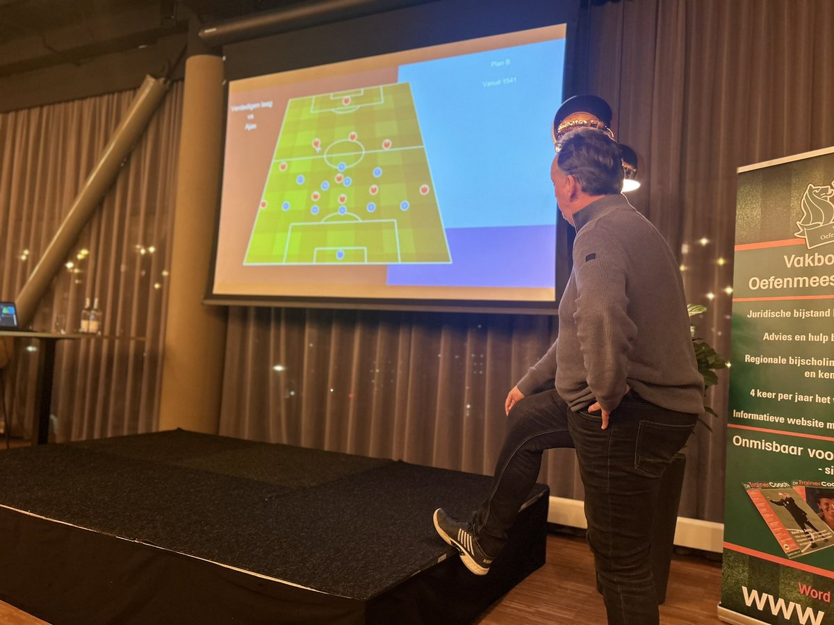 MartijnKramer01's tweet photo. Vandaag bij een @VVONcoaches masterclass avond van René van der Kooij. De trainer van @UsvHercules1 vertelde uitgebreid over hoe zijn club eind december Ajax uit de beker knikkerde. Binnenkort is het verhaal te lezen in het magazine. https://t.co/pPcLhJYr6C