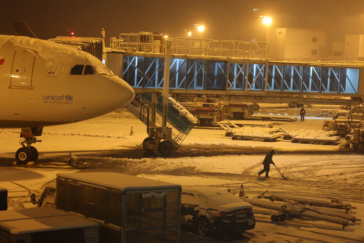 Seoul's Gimpo airport is dealing with snow this morning. #gimpoairport #seoul #snow #korea