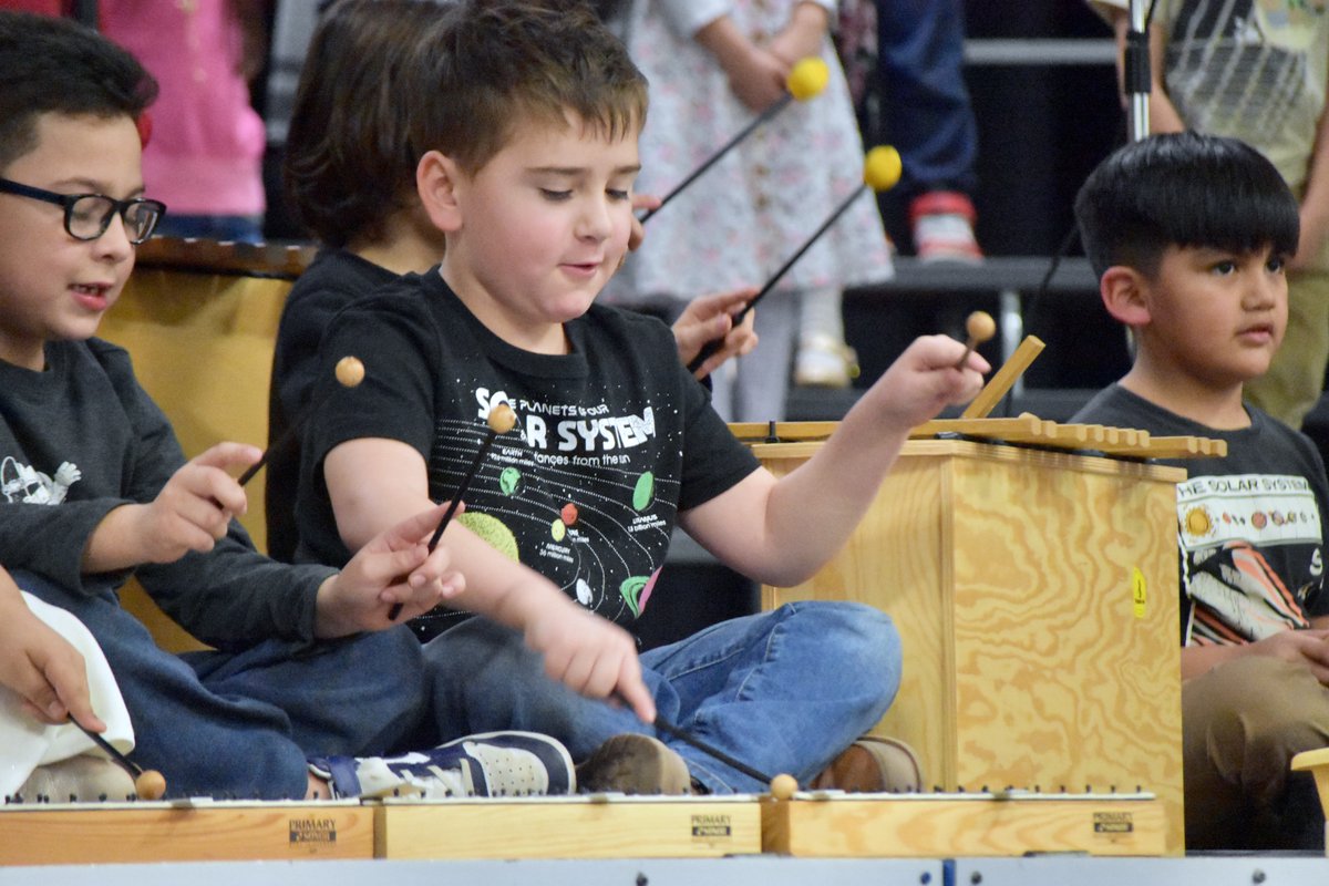 CCSD46's tweet photo. Last Thursday, Avon Center School hosted their first and second grade art and music showcase. Parents were treated to an out-of-this-world student concert and were able to view artwork hanging throughout the school. https://t.co/PhU3FNqVOw https://t.co/7f7mmJl5NZ