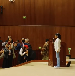 udapt_oficial's tweet photo. La voz de Kerly Herrera, una de las 9 niñas demandantes del caso mecheros, resuena en @AsambleaEcuador 
"Seguiremos luchando hasta que la sentencia se cunmpla y se eliminen los mecheros. #EliminenLosMecherosDeLaMuerte https://t.co/zMQsux34iL