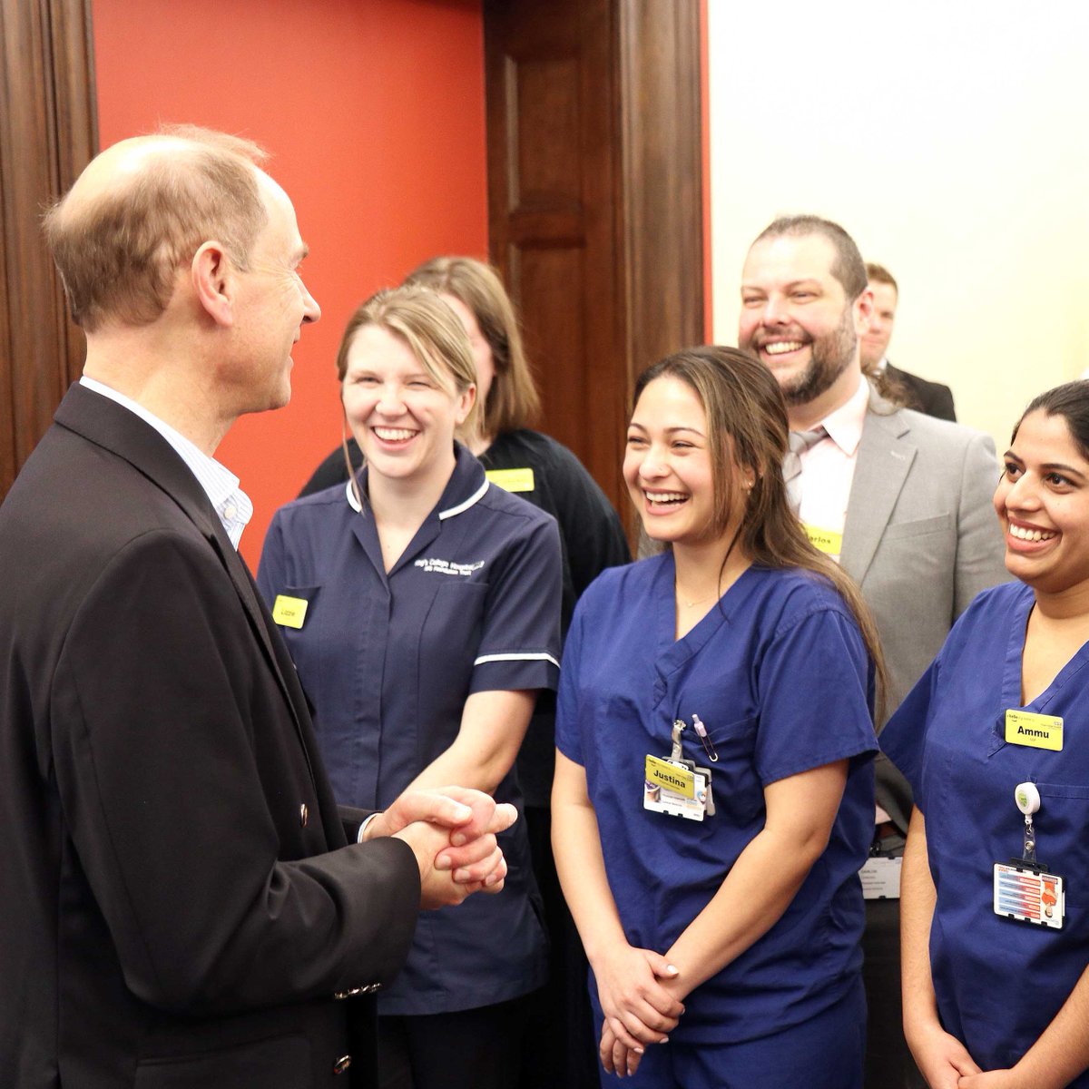 During his visit, the Duke met with staff, patients and their families on Marjory Warren Ward, helping our @DofE volunteers to hand out lunch to patients! @RoyalFamily