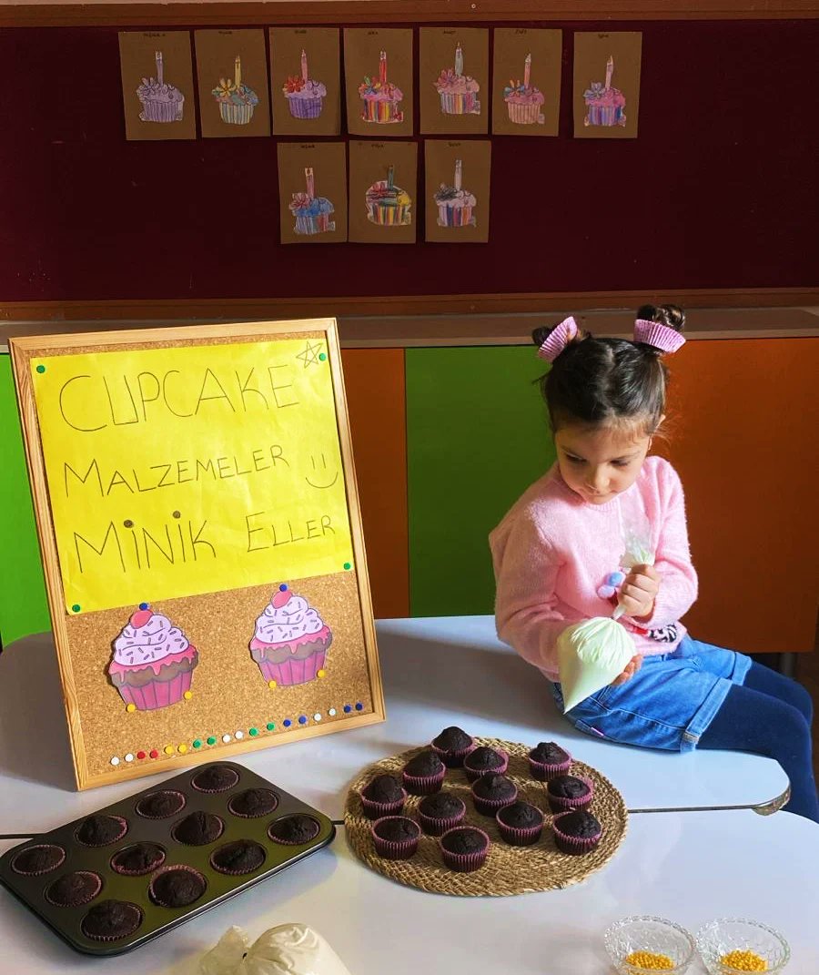 Ahmethocaoglu_A's tweet photo. Harika bir deneyim yaşadık bugün🥳Hem eğlenceli hem lezzetli bir deneyim.😉Biz bu hallerini çok sevdik, her hallerini sevdiğimiz gibi...😍😋🧑‍🍳🍪🍹

@MersinMEM @fazilet_durmus 
@MezitliMEM @m_badas33 https://t.co/DywFNDeBbl