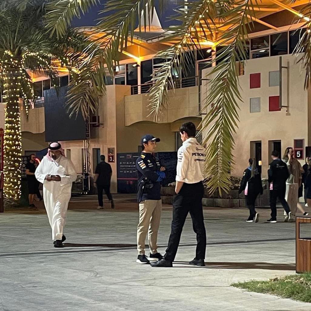 ATellodeMeneses's tweet photo. Los juegos mentales comienzan: En el paddock no se deja ver algo de lo que no se quiere que se hable. 

Primer día de testing: Toto Wolff conversando con @SChecoPerez, ¡que comiencen los rumores!

📸 @motorsportcomtr https://t.co/PM8BeFhkYo