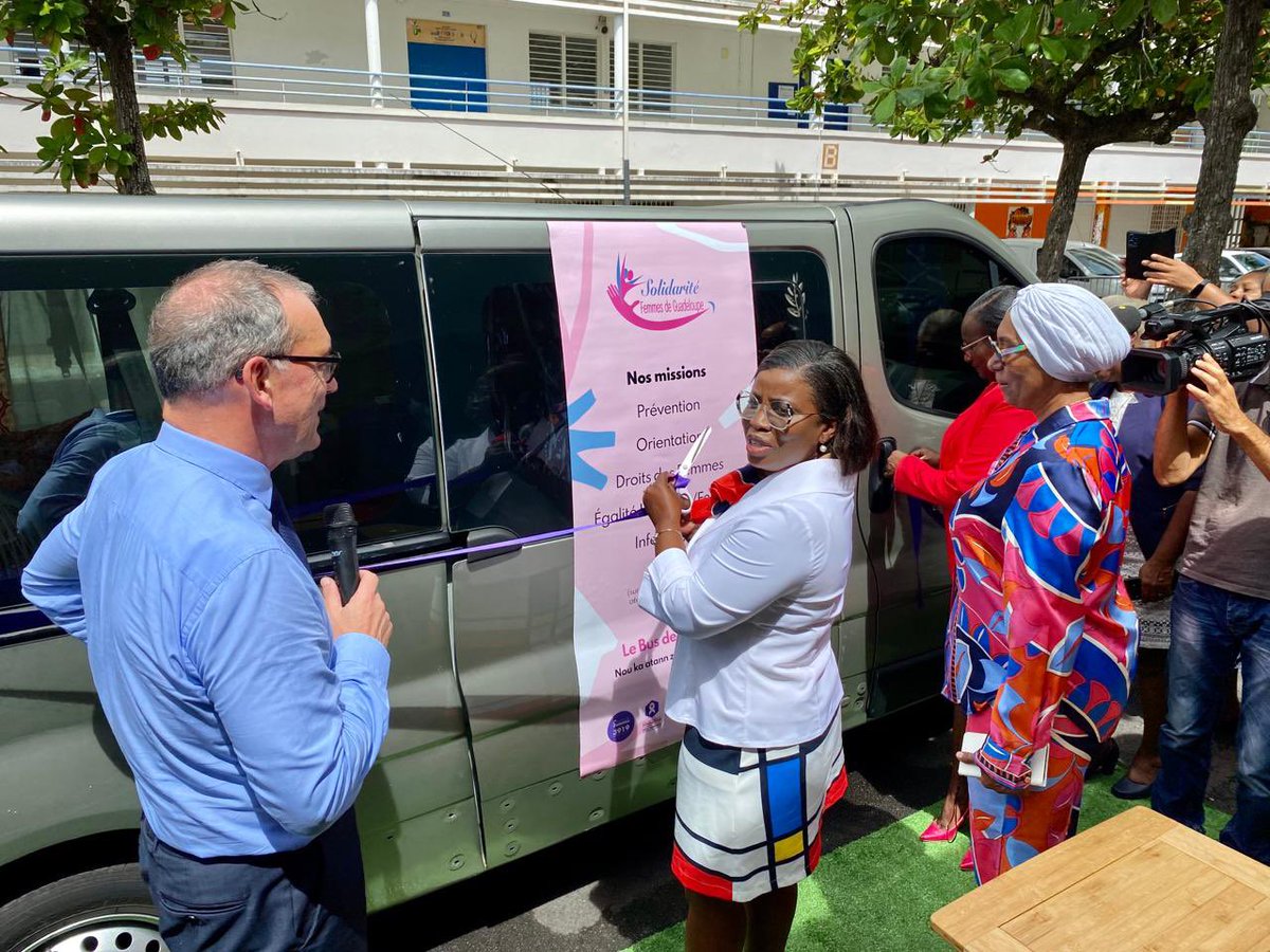 #Inauguration 📌 Ce mercredi 21 février, le préfet de la région Guadeloupe, Xavier Lefort, inaugurait le bus de Gerty, aux côtés des associations et de la coordinatrice interministérielle aux droits des femmes en Outre-mer, Justine Bénin.