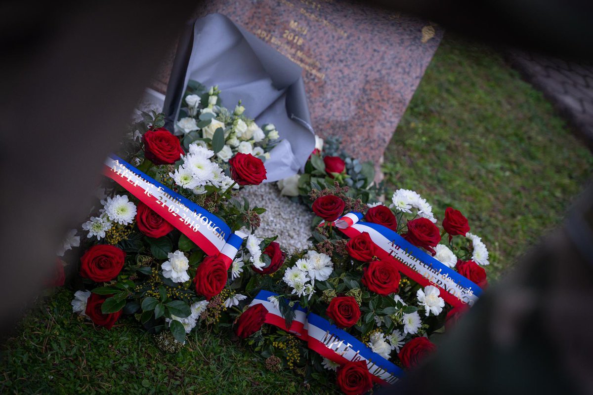 1erSpahis's tweet image. Les #Spahis saluaient ce matin les trois couleurs et la mémoire de l&apos;adjudant Mougin et du maréchal des logis Dernoncourt, morts pour la France au Mali le 21 février 2018. Se souvenir et les honorer, pour garder vivant le feu sacré.