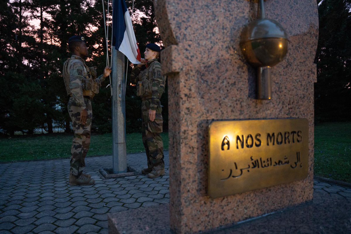 1erSpahis's tweet image. Les #Spahis saluaient ce matin les trois couleurs et la mémoire de l&apos;adjudant Mougin et du maréchal des logis Dernoncourt, morts pour la France au Mali le 21 février 2018. Se souvenir et les honorer, pour garder vivant le feu sacré.