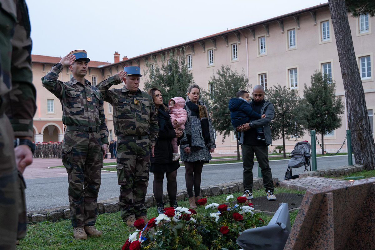 1erSpahis's tweet image. Les #Spahis saluaient ce matin les trois couleurs et la mémoire de l&apos;adjudant Mougin et du maréchal des logis Dernoncourt, morts pour la France au Mali le 21 février 2018. Se souvenir et les honorer, pour garder vivant le feu sacré.