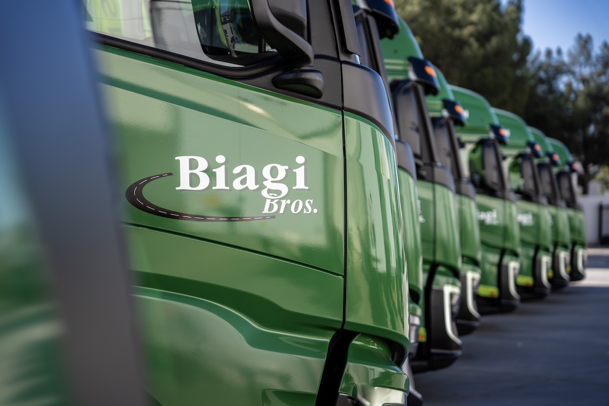 nikolamotor's tweet photo. Nikola trucks are undeniably striking straight off the production line, but when they get wrapped for our amazing customers like @BiagiBros, the results are simply breathtaking. Known for their green fleet operations in the beverage marketplace, @BiagiBros' commitment to excellence and tailored logistics solutions shines through! Just take a look at their recent addition of 10 Nikola hydrogen fuel cell electric trucks to their fleet. Now that's a showstopper on the road!