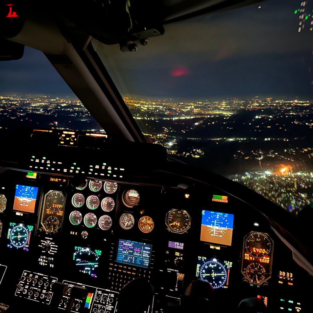 FlyWithSkyward's tweet photo. Cockpit vibes 
#lights #cockpit #airplane #afj https://t.co/CfGaAq1NR8