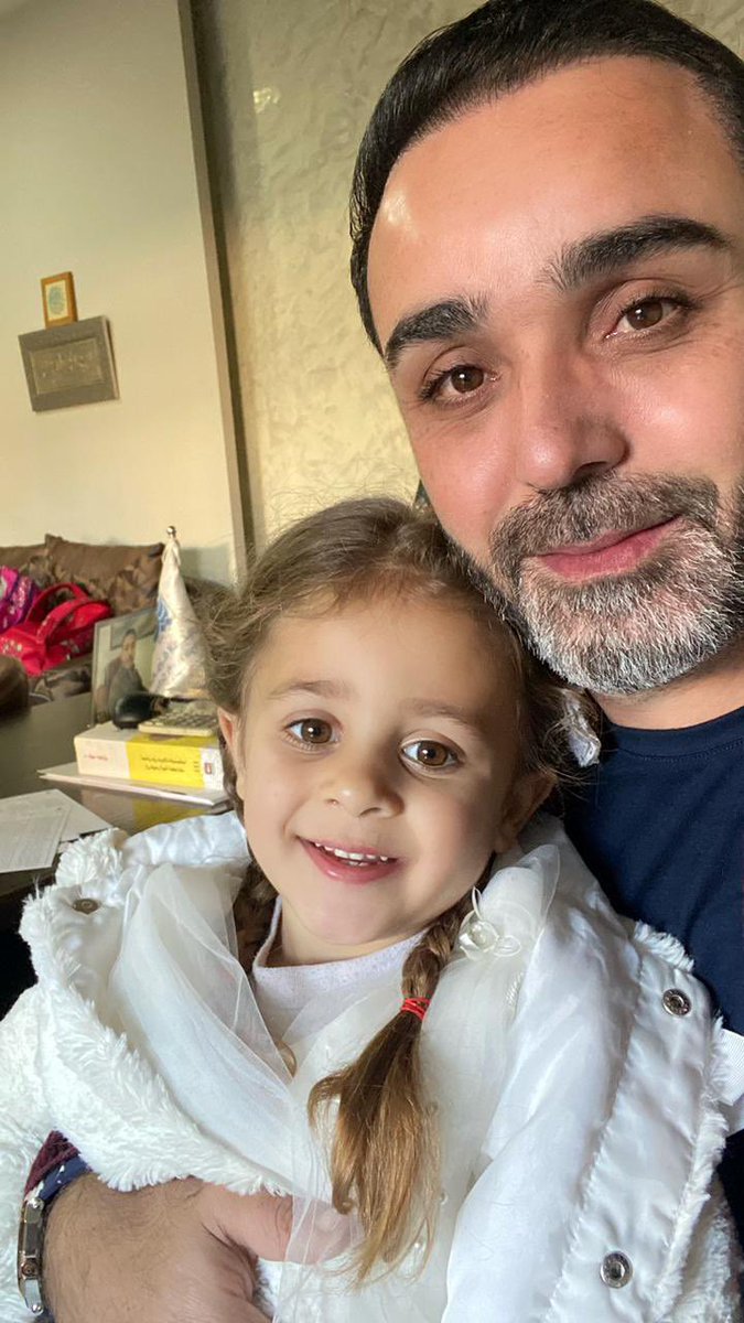 HasanDorr's tweet image. بكرا ما في "أمل"
بكرا ما في مدرسة
ما في "صباح الخير" يا عمّو
بكرا ما في "صوّرني" وبعتها لـ "بابا"
بكرا ما في ابتسامة بريئة ولا "هاي فايف"
أمل ما بتشبه حدا
أمل متل الحلم متل النّدى
بكرا الحزن كبير بوسع المدى
والله خسارة يا عمّو💔
#أمل_الدر