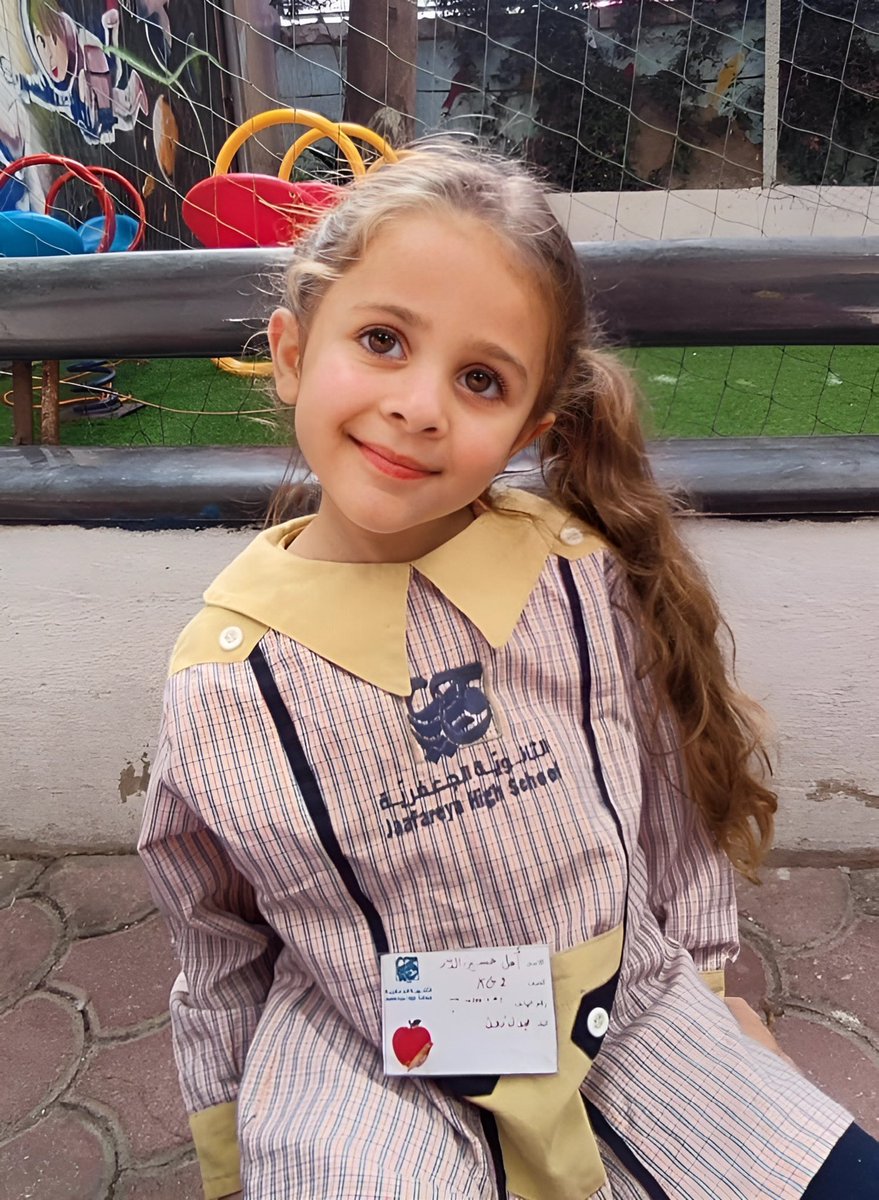 HasanDorr's tweet image. بكرا ما في "أمل"
بكرا ما في مدرسة
ما في "صباح الخير" يا عمّو
بكرا ما في "صوّرني" وبعتها لـ "بابا"
بكرا ما في ابتسامة بريئة ولا "هاي فايف"
أمل ما بتشبه حدا
أمل متل الحلم متل النّدى
بكرا الحزن كبير بوسع المدى
والله خسارة يا عمّو💔
#أمل_الدر