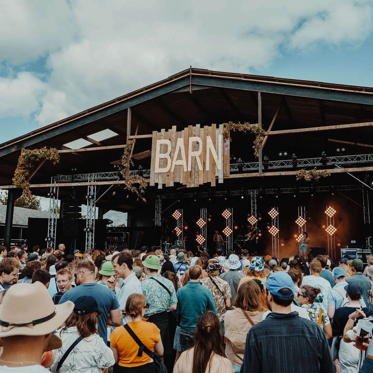 Vvvvvery early days yet... but who do you wanna see on this stage at Barn 25?? Pre-register for tickets at buff.ly/3u7OryV 🧡 📸 @harrists1
