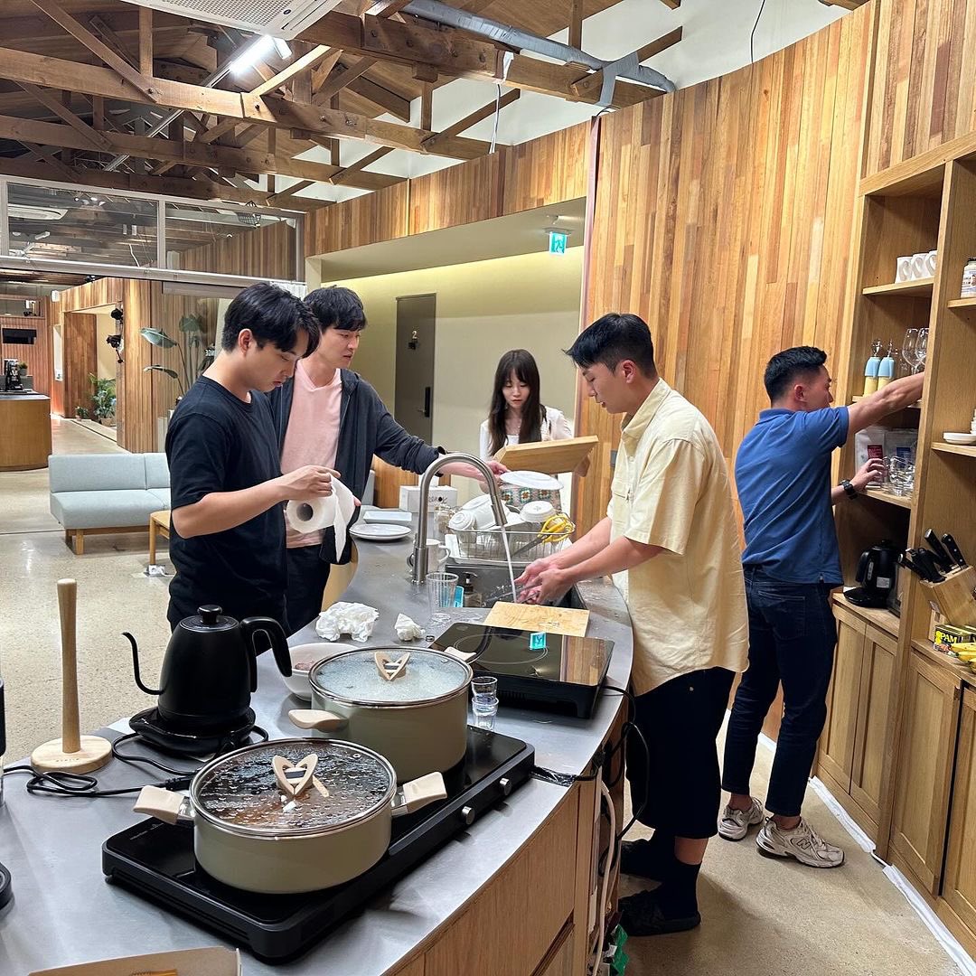 beebi_pr's tweet photo. [240220  🎹 Nau on MBC “RE YOU NIXON” related]

Some more behind photos (1)

#LEENAU #이나우 https://t.co/MLzwbxmZJ8